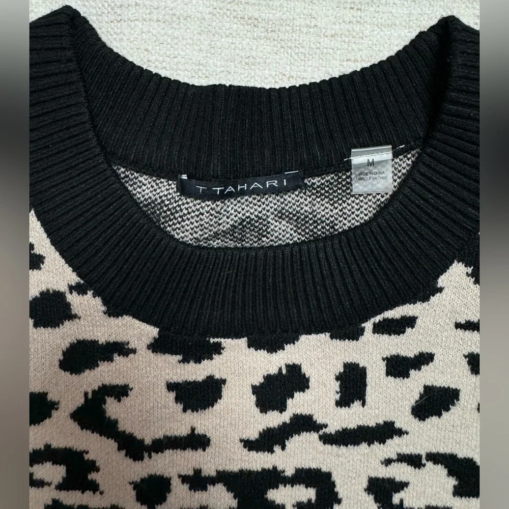 Tahari Sweater Woman’s Medium Cheetah Print Long Sleeve Crewneck Pullover Animal
